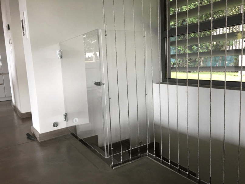 plexiglass σε εσωτερική σκάλα μεζονέτας