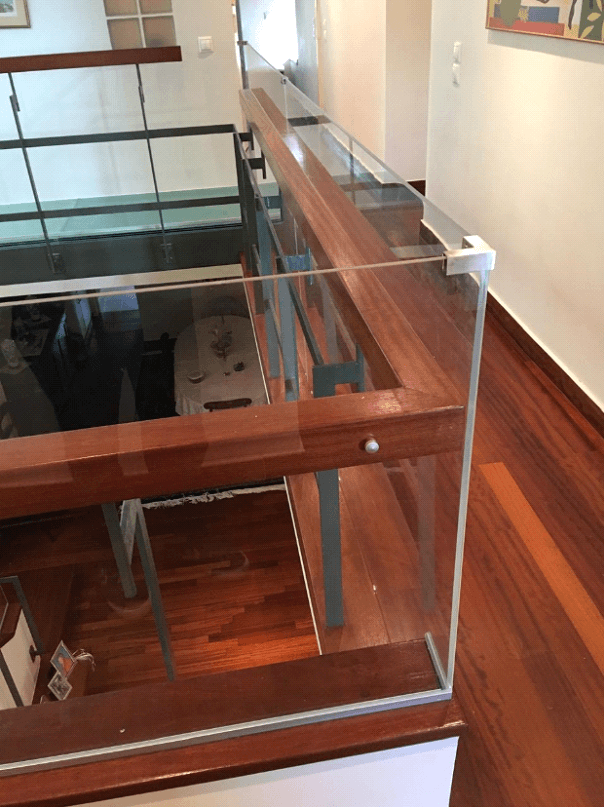 πορτάκι plexiglass σε σκάλα μεζονέτας
