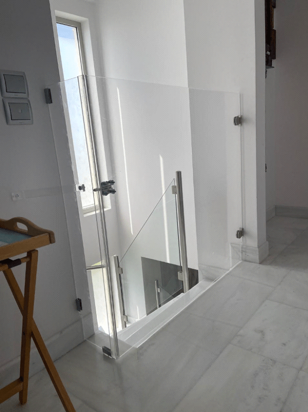 πορτάκι plexiglass σε σκάλα μεζονέτας