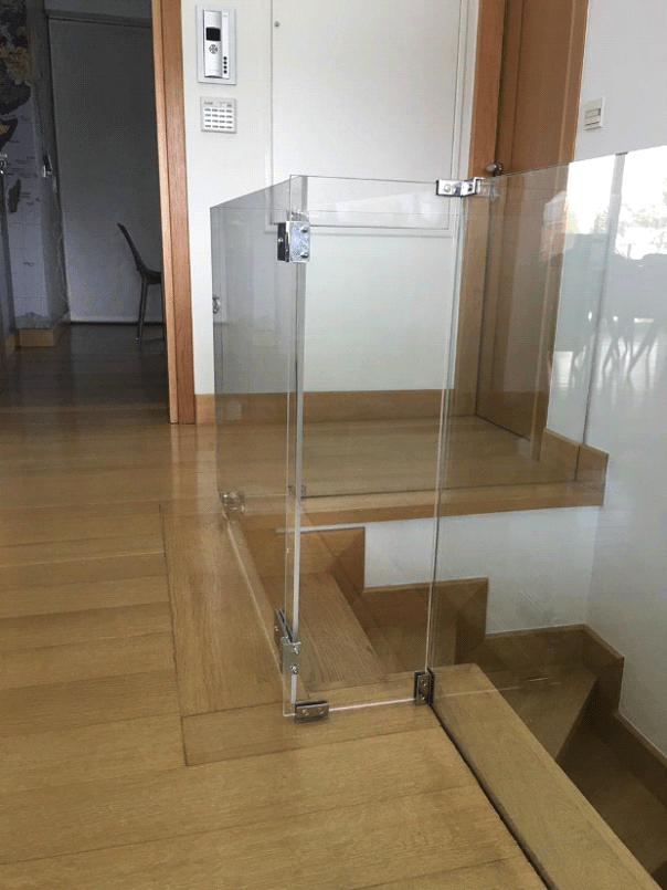 εφαρμογή plexiglass σκάλα εσωτερικός χώρος