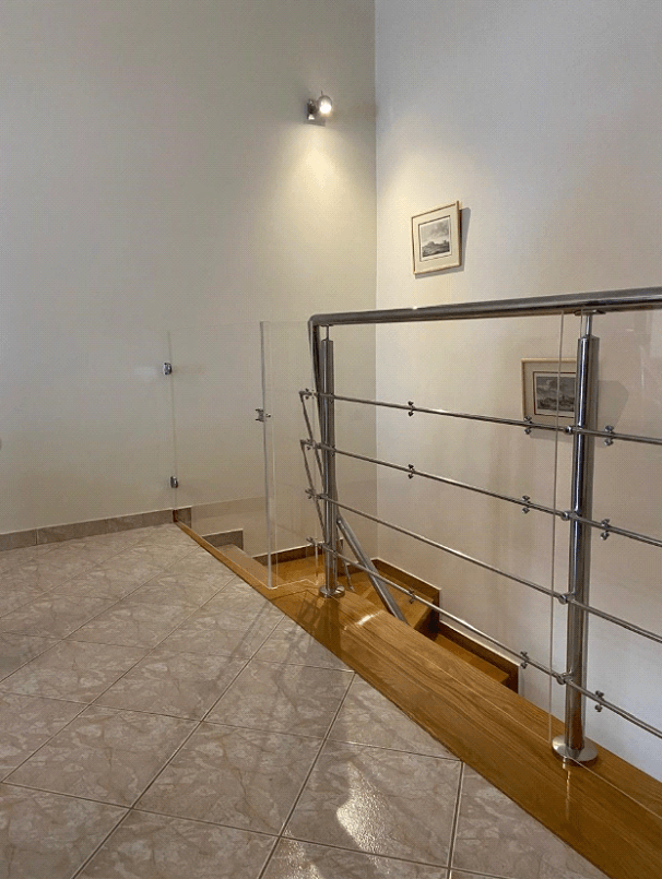 εφαρμογή plexiglass σκάλα εσωτερικός χώρος