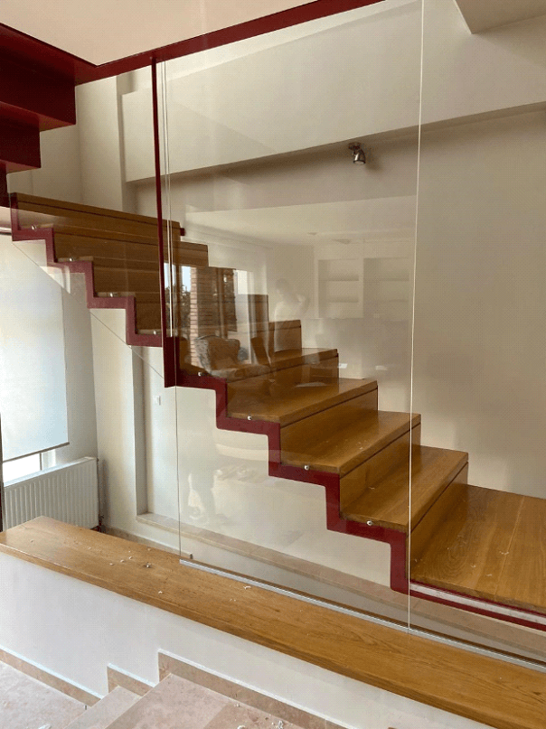 plexiglass σε εσωτερική σκάλα μεζονέτας