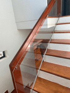 εφαρμογή plexiglass σκάλα εσωτερικός χώρος
