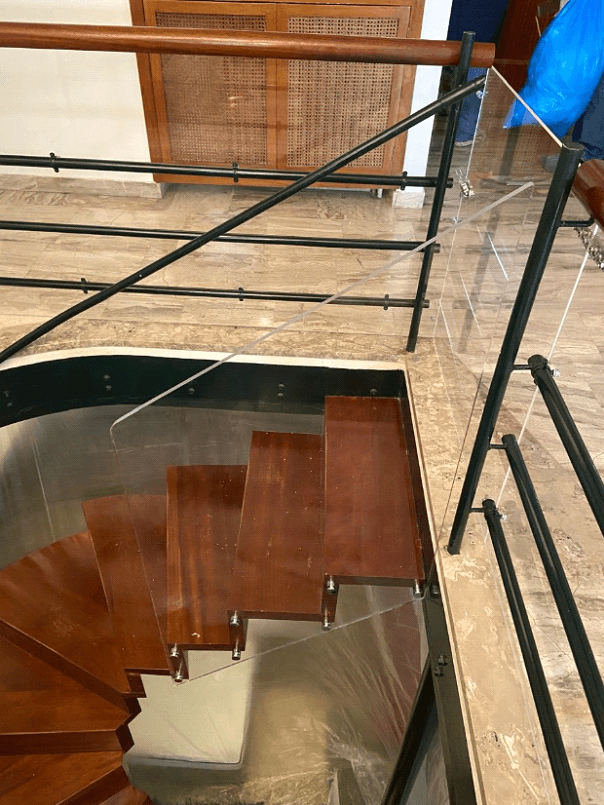 plexiglass σε εσωτερικές σκάλες