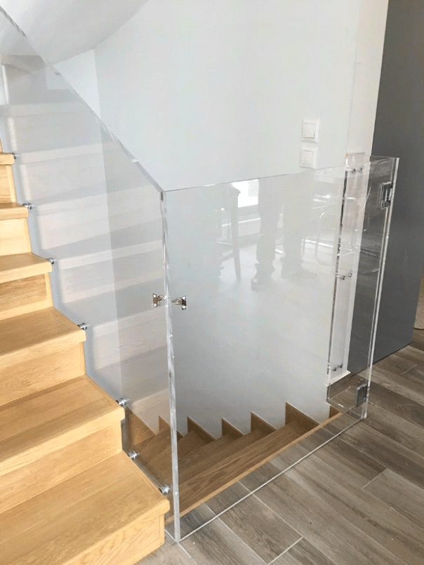plexiglass σε εσωτερική σκάλα μεζονέτας