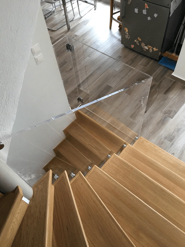 plexiglass σε εσωτερική σκάλα μεζονέτας