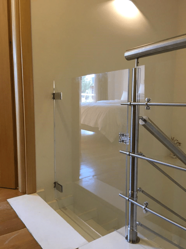 πορτάκι plexiglass σε σκάλα μεζονέτας