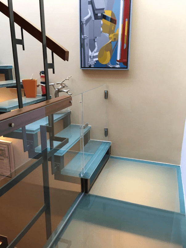 πορτάκι plexiglass σε σκάλα μεζονέτας