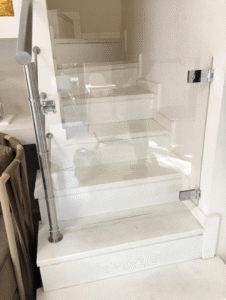 πορτάκι plexiglass σε σκάλα μεζονέτας